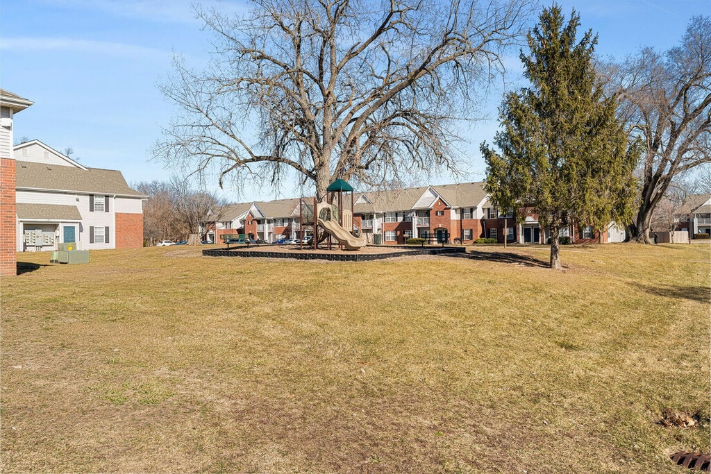 River Oaks Trails Apartments in Galesburg, IL