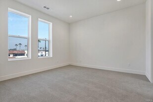 683 W 17th St in Costa Mesa, CA - Building Photo