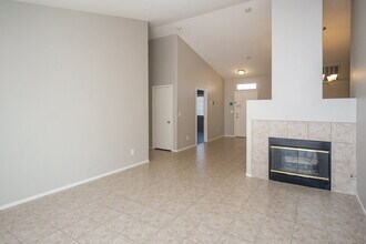 3744 Blue Dawn Dr in North Las Vegas, NV - Foto de edificio - Building Photo