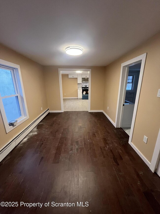 129 S Blakely St in Dunmore, PA - Foto de edificio - Building Photo