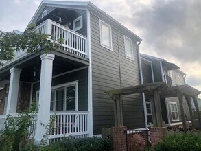 627 N Rupple Rd in Fayetteville, AR - Foto de edificio - Building Photo