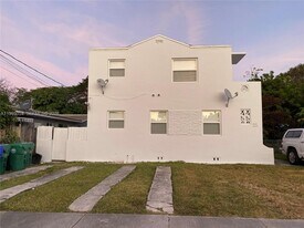 2833 SW 38th Ave in Miami, FL - Building Photo