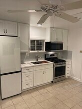 7330 Yarmouth Ave, Unit Studio in Reseda, CA - Foto de edificio - Building Photo