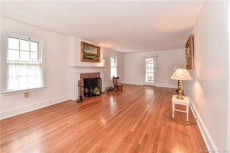 61 Villa Ave in Fairfield, CT - Foto de edificio - Building Photo