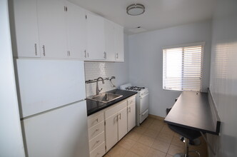 6919 Sepulveda Apartment in Van Nuys, CA - Building Photo - Building Photo