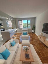230 Pelham Rd in New Rochelle, NY - Building Photo - Building Photo