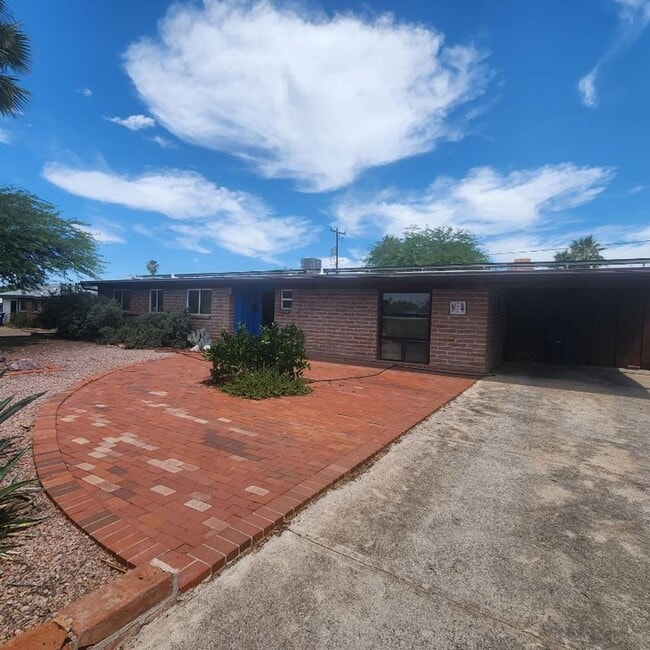 property at 5433 E 6th St