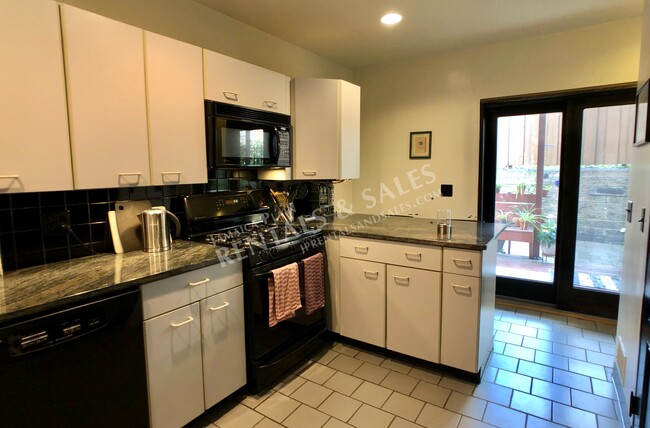 102 Paul Gore St, Unit 3