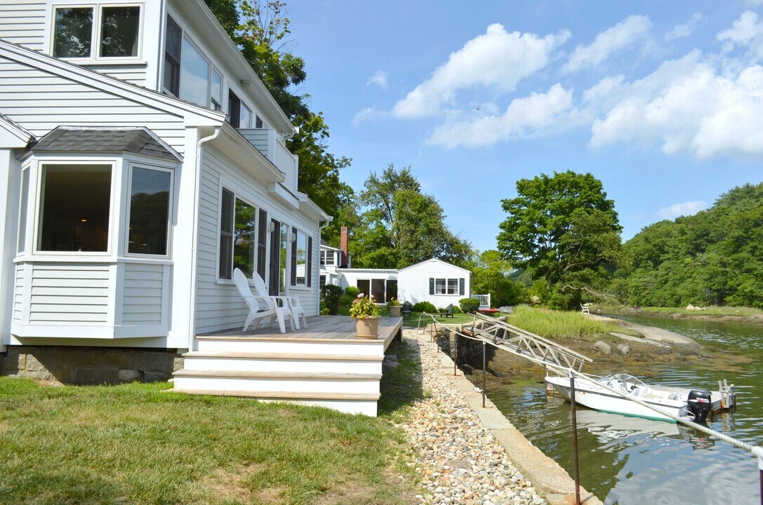 1 Chester Square in Gloucester, MA - Building Photo