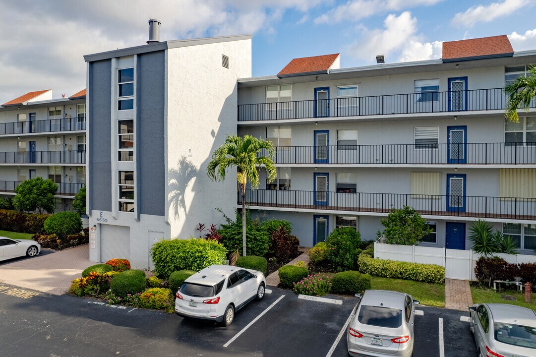 Deauville Village Condominiums in Delray Beach, FL - Foto de edificio