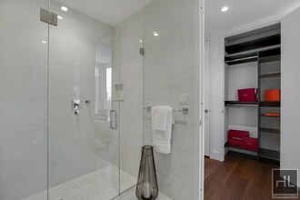 East 44th Street, Unit 9L in New York, NY - Building Photo - Building Photo