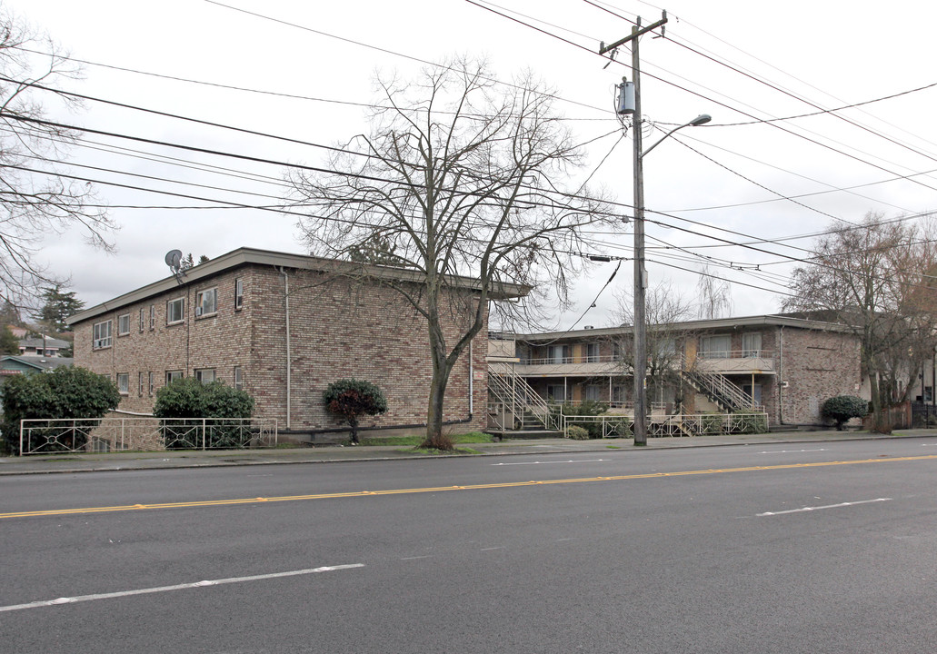 J & E Apartments in Seattle, WA - Building Photo