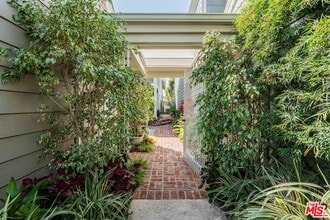 13080 Mindanao Way in Marina Del Rey, CA - Building Photo - Building Photo
