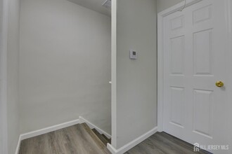 19 Roosevelt Ct in Metuchen, NJ - Building Photo - Building Photo