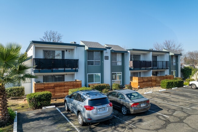 The Pointe On Bell in Sacramento, CA - Building Photo - Building Photo