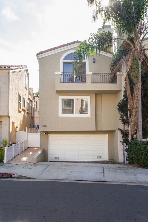 608 3rd St in Hermosa Beach, CA - Building Photo