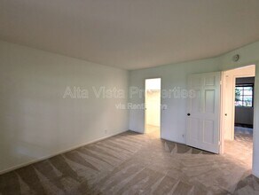8850 Villa La Jolla Dr in San Diego, CA - Building Photo - Building Photo