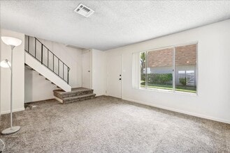 8828 La Riviera Dr in Sacramento, CA - Building Photo - Building Photo