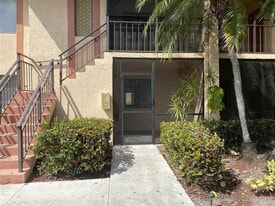 158 Lakeview Dr in Weston, FL - Building Photo