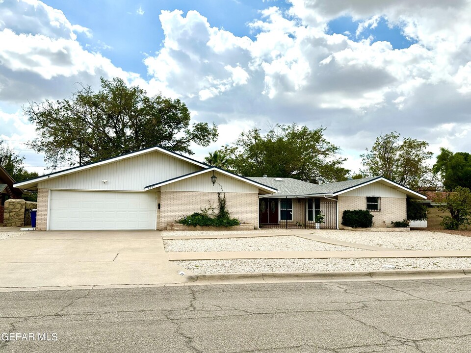 8820 Dirk Ct in El Paso, TX - Building Photo