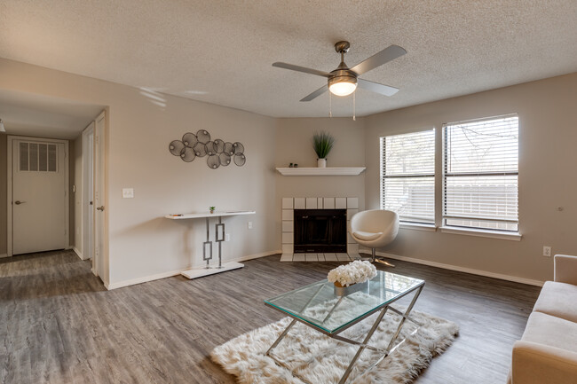 12th and Renaissance Apartment Homes in Norman, OK - Building Photo - Interior Photo