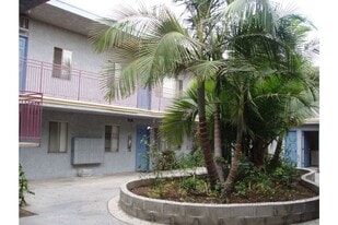 6890 Paramount Blvd, Unit 12 in Long Beach, CA - Building Photo