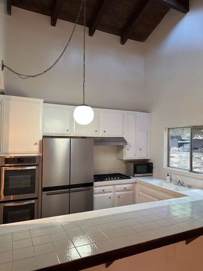 4140 Meadowlark Dr in Calabasas, CA - Building Photo - Building Photo