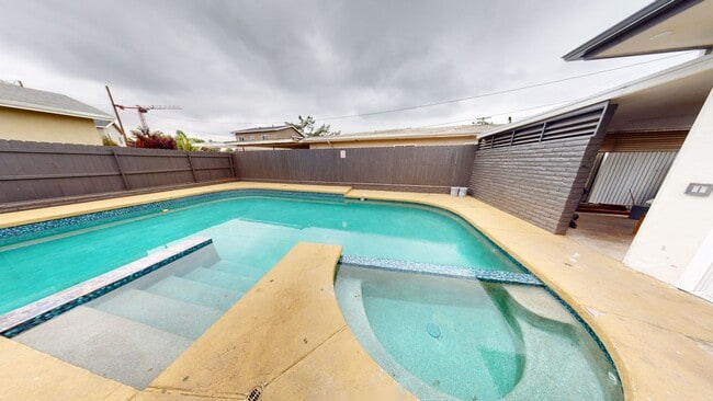 5136 E Falls View Dr in San Diego, CA - Building Photo - Building Photo