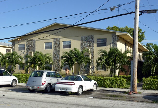 585 W 51st Pl in Hialeah, FL - Foto de edificio - Building Photo