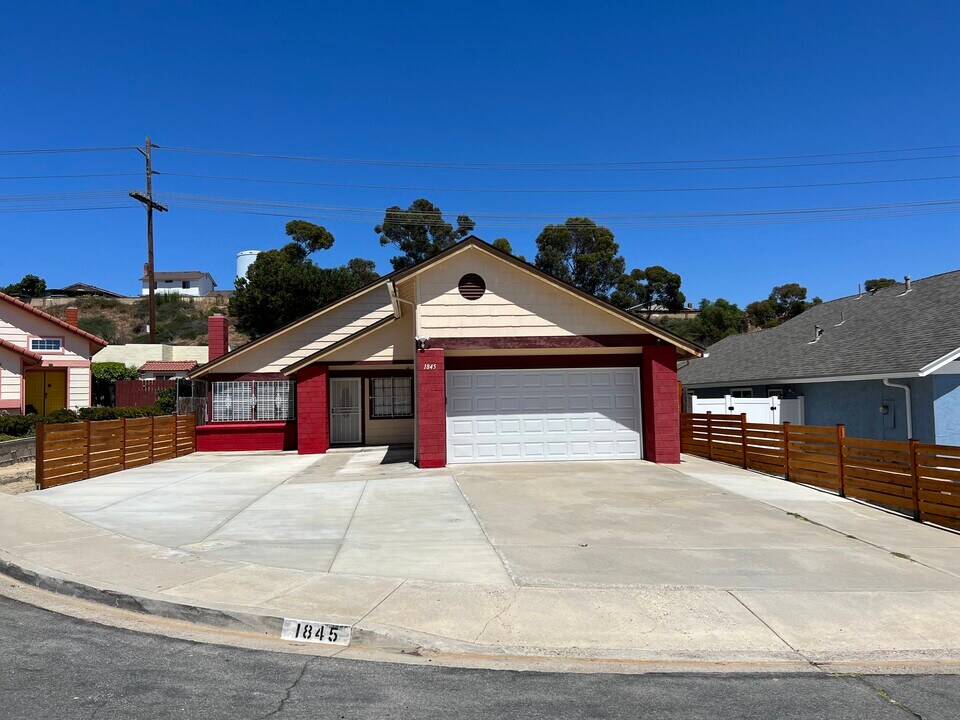 1845 Jake Mills Ct in San Diego, CA - Building Photo