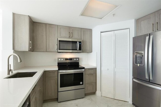 701 Brickell Key Blvd, Unit 2501 in Miami, FL - Building Photo - Building Photo