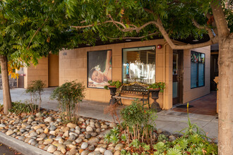 656 Walnut St in San Carlos, CA - Building Photo - Building Photo