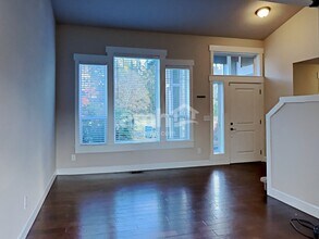 21726 44th Avenue Ct E in Spanaway, WA - Foto de edificio - Building Photo