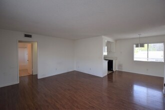 12338 Oxnard St, Unit 205 in Los Angeles, CA - Building Photo - Building Photo