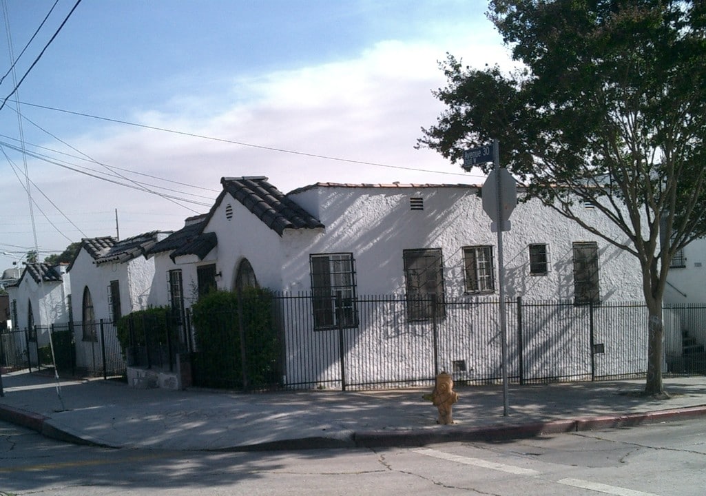 2128 W Avenue 30 in Los Angeles, CA - Foto de edificio