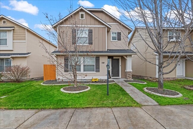 property at 738 N Carisbrooke Ave