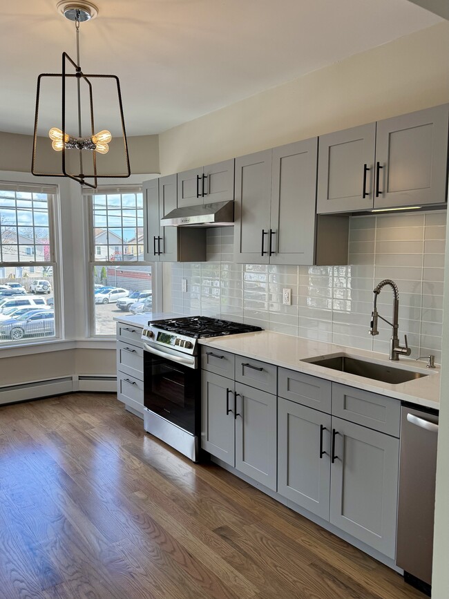 527 E Main St, Unit Newly Renovated—Lrg 3Brdm