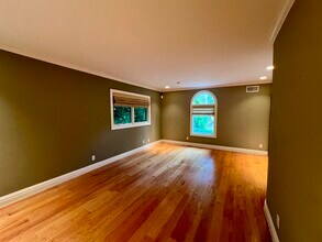 32 Topland Rd in Hartsdale, NY - Foto de edificio - Building Photo