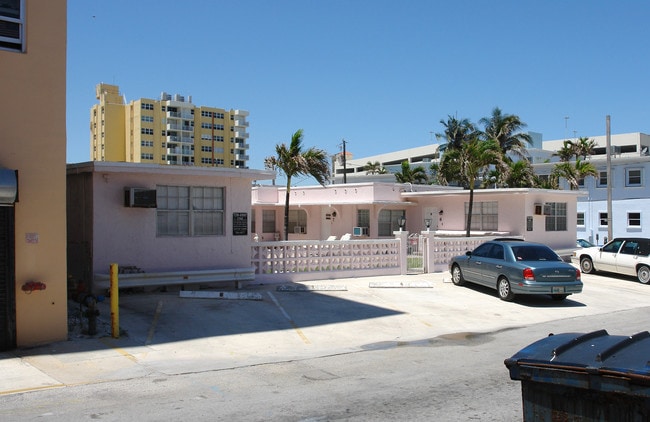 300 Van Buren St in Hollywood, FL - Foto de edificio - Building Photo