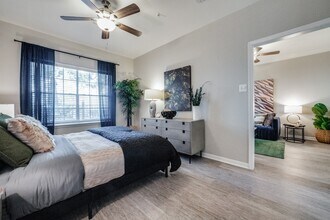 The Maroneal in Houston, TX - Foto de edificio - Building Photo