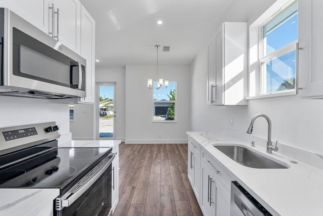 1573 W 16th St in West Palm Beach, FL - Building Photo