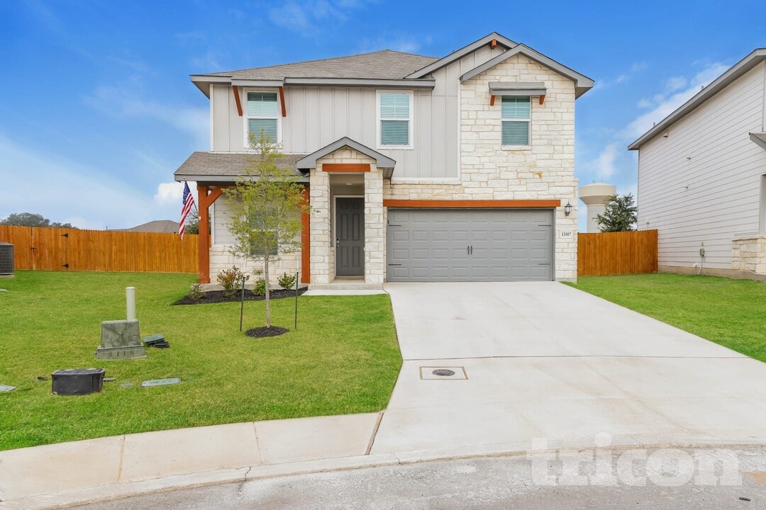 13507 Paxton Blvd in Saint Hedwig, TX - Building Photo