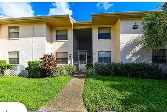 2495 Twin Dr, Unit #36 in Sarasota, FL - Building Photo - Building Photo