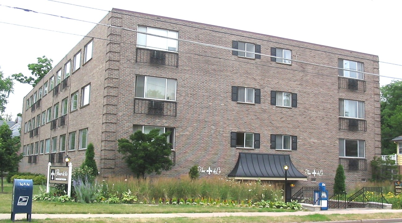 Fleur de Lis Apartments in Oshkosh, WI - Foto de edificio