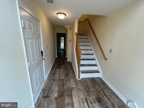 401 Donelson Loop in Stafford, VA - Foto de edificio - Building Photo