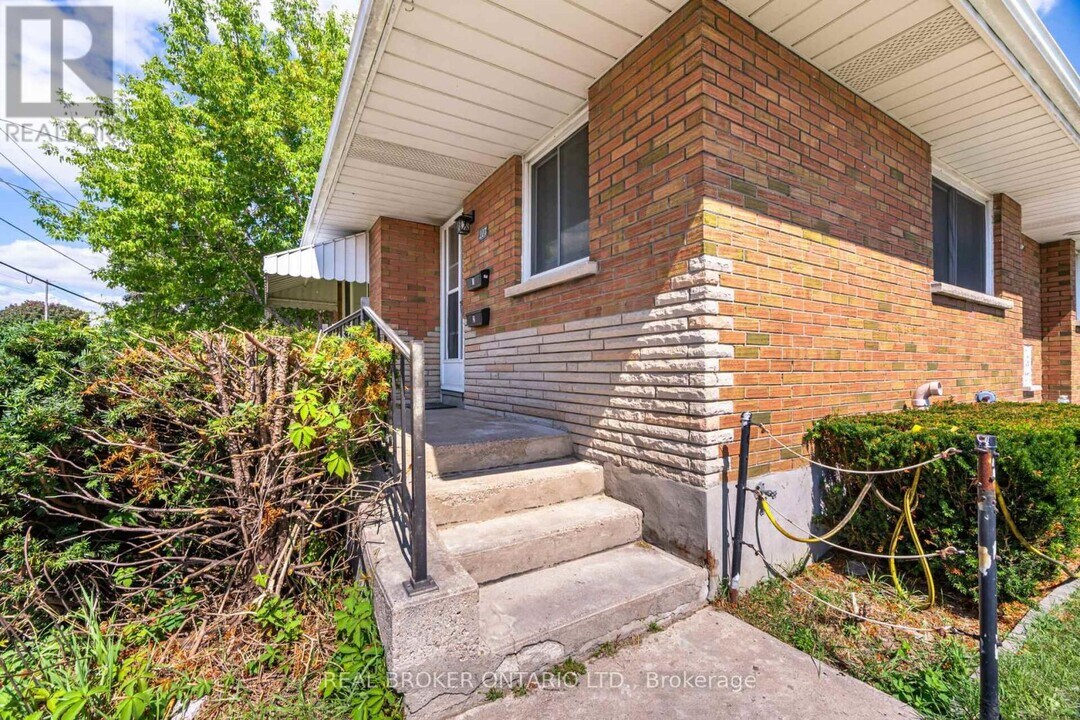 227 Stevenson Rd N in Oshawa, ON - Building Photo