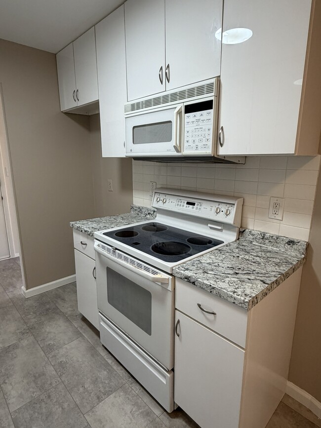 84 Amberly Dr, Unit J in Manalapan, NJ - Building Photo - Building Photo