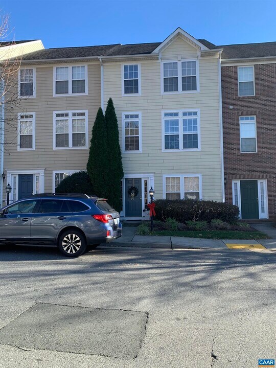 928 Rainier Rd in Charlottesville, VA - Building Photo