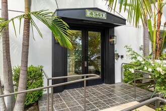 Colfax Villas in North Hollywood, CA - Building Photo - Building Photo