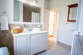 883 Montauk Ave in New London, CT - Building Photo - Building Photo